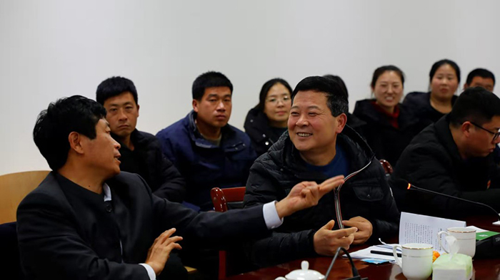 图为:金沙河集团魏海金董事长和望美集团姚建龙董事长在培训现场交流